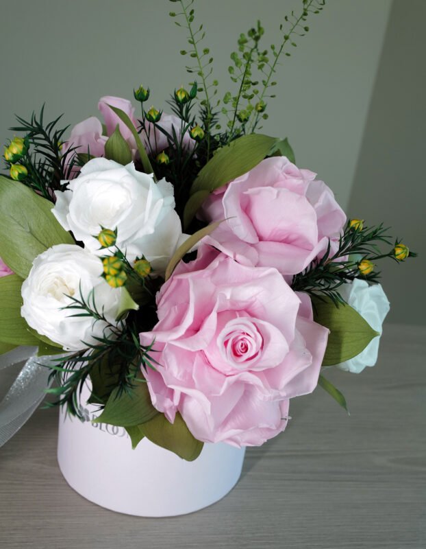 Elis - Tender Love preserved flowers gift box detail view in Dubai