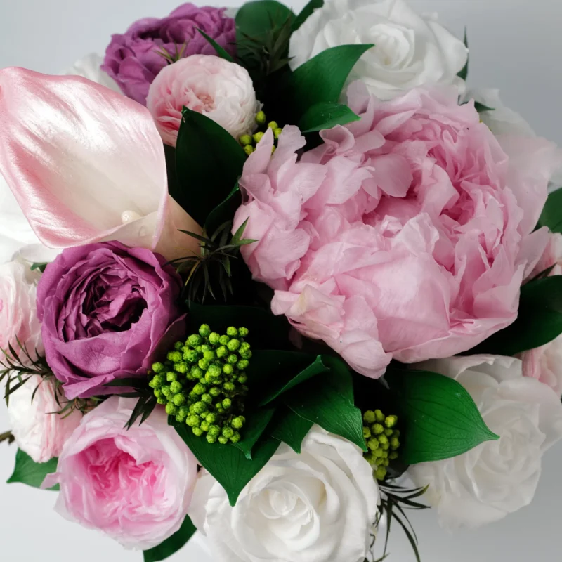 Loulou (M) mix Rose, Peonie and Calla preserved flower arrangement detail view in Dubai