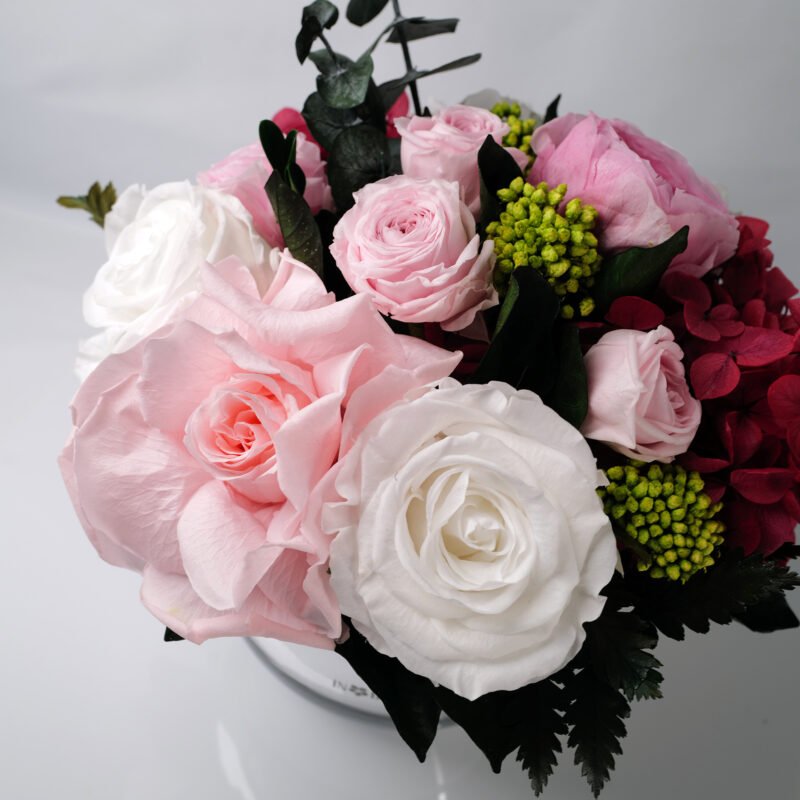 Loulou (S) Pink Cloud preserved flower arrangement detail view in Dubai