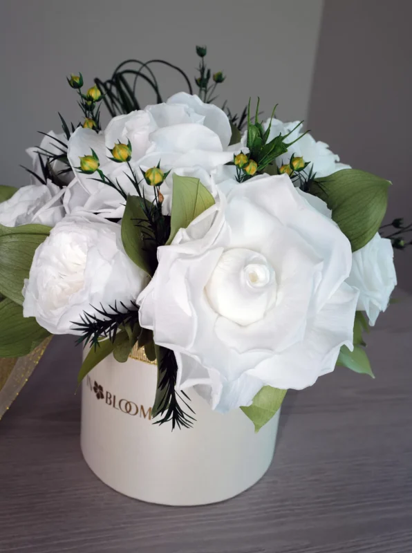 Elis - Blanc preserved flowers gift box detail view in Dubai