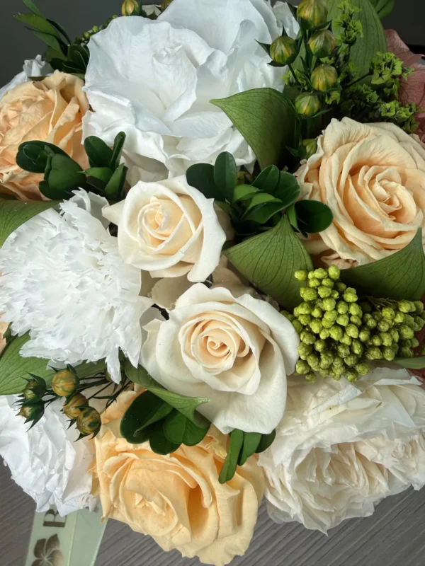 Elis - Champagne Whisper preserved flowers gift box detail view in Dubai