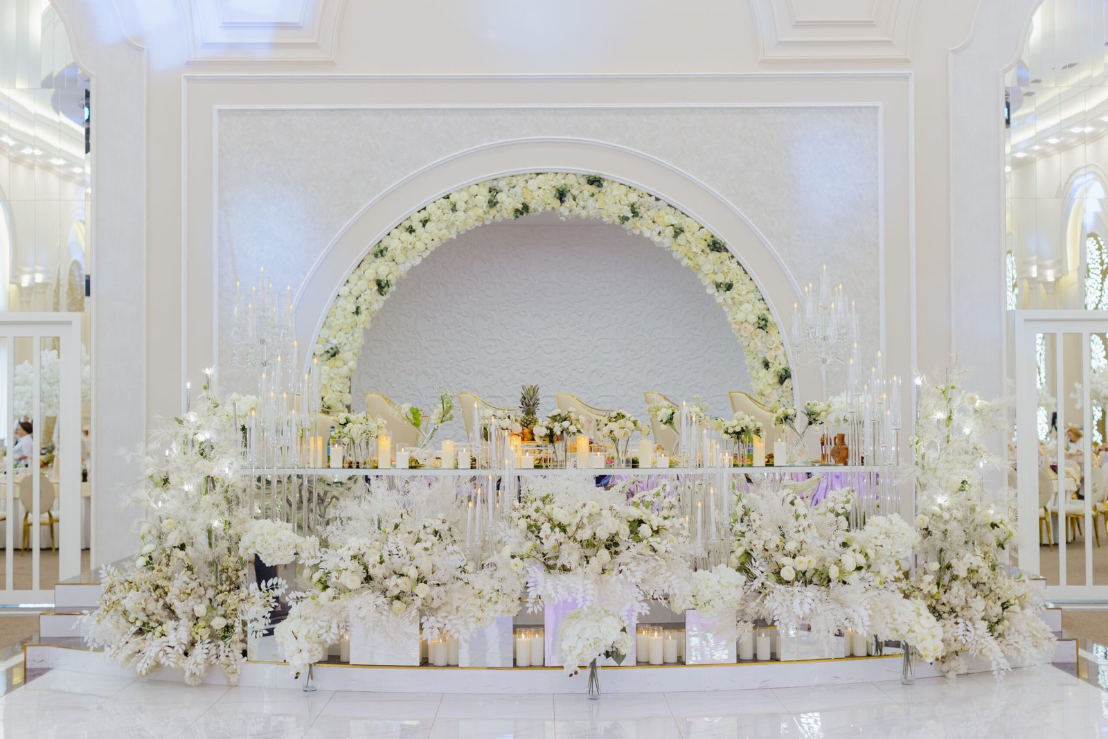 Luxury Ramadan Iftar table centerpiece with preserved roses in Dubai