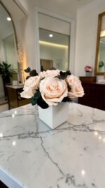 Square white glass vase S preserved vase bouquet detail view