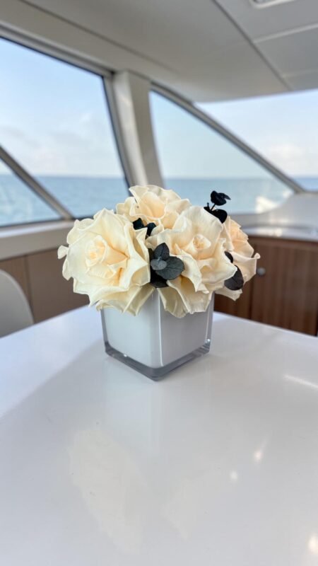 SQUARE WHITE GLASS VASE M preserved flower arrangement in Dubai detail