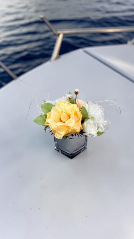 KATIE - Butter cream preserved flower arrangement in Dubai detail