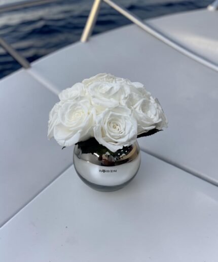 LOULOU (S) - Creamy preserved flower arrangement in Dubai detail