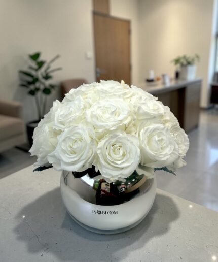 LOULOU - IVORY ROSES preserved flower arrangement in Dubai detail